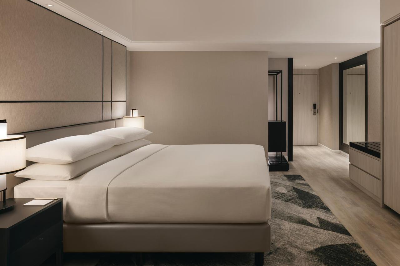 Hilton Singapore Orchard Exterior photo A bedroom at the hotel