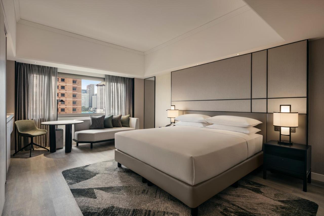 Hilton Singapore Orchard Exterior photo Deluxe King