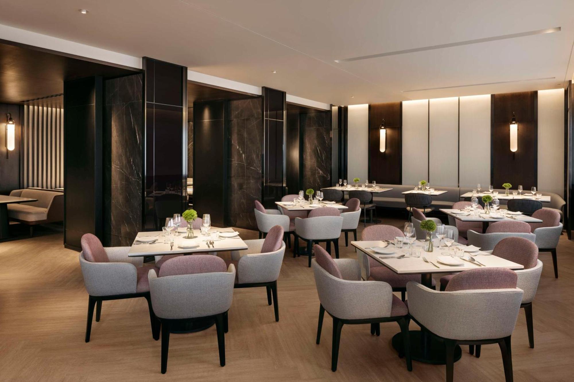 Hilton Singapore Orchard Exterior photo The interior of the restaurant
